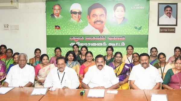 அடுத்தடுத்து விலகும் அதிமுக நிர்வாகிகள்... எடப்பாடி பழனிசாமி இன்று சென்னையில் முக்கிய ஆலோசனை
