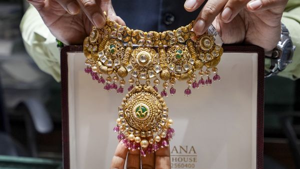 Gold Rate Today: பாதாளத்திற்கு பறக்கும் தங்கம் விலை.. ஒரே நாளில் பெரிய சரிவு! நகை பிரியர்கள் குஷி