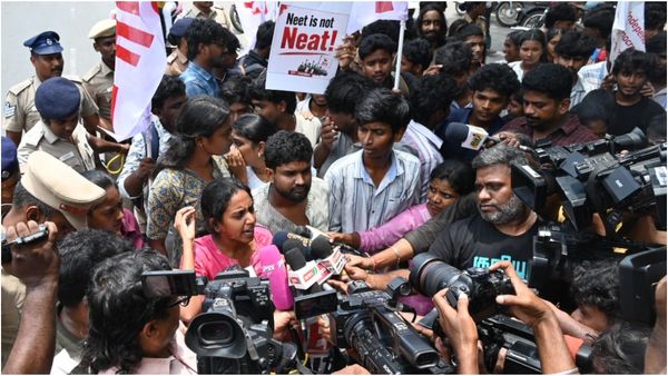 அமைச்சர் ராஜ்மோகன் சொன்ன மாதிரியே செய்யுறோம்.. ஆனா அனுமதி கொடுங்க! மாணவர் சங்கத்தினர் வலியுறுத்தல்!