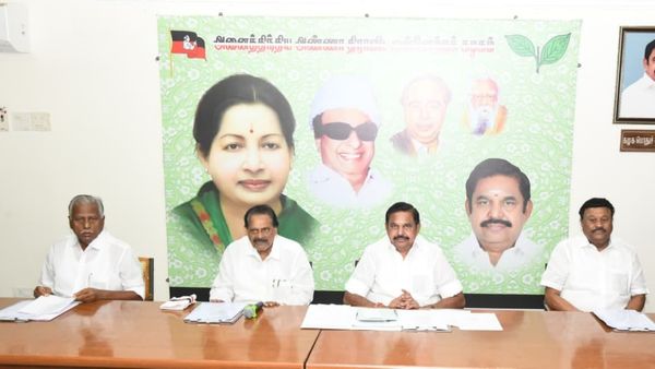எடப்பாடி பழனிசாமியை பதவி விலகுமாறு யாரும் கேட்கவில்லை! ஊடகங்களில் வெளியான செய்திக்கு அதிமுக மறுப்பு