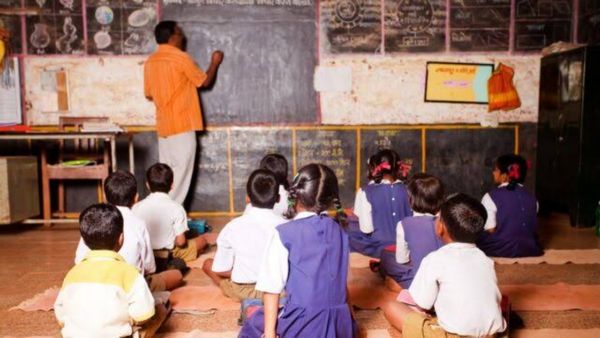 ஒரே ஆசிரியருடன் இயங்கும் 1 லட்சம் பள்ளிகள்.. ஆந்திரா முதலிடம்.. தமிழ்நாட்டுக்கு எந்த இடம்?