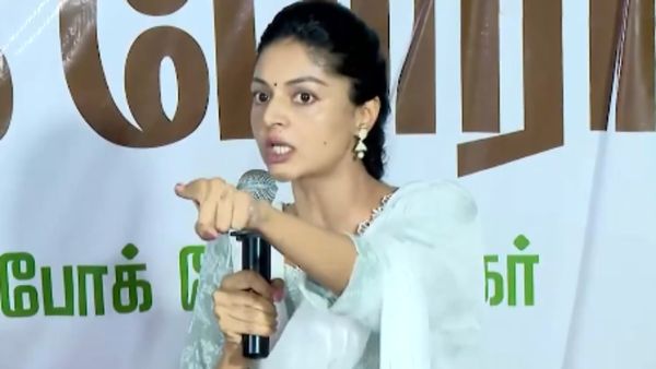 “மைக்கை பிடுங்கிட்டு துரத்திட்டாங்க.. இது ஒரு போலி போராட்டம்” - கொந்தளித்த நடிகை சனம் ஷெட்டி!