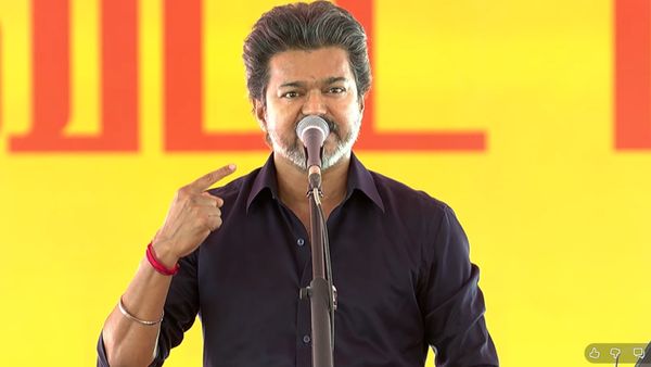 திருச்சி டூ கரூர் இடையே கூட்டம் கூட்டமாக நின்று வரவேற்ற பொதுமக்கள்.. தாமதமாக வந்து சேர்ந்த விஜய்
