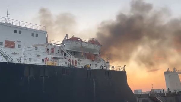 உயிர் பிழைக்க ஒவ்வொரு நொடியும் போராட்டம்.. கப்பலில் சிக்கி தவிக்கும் 13 இந்தியர்கள்.. மாலுமிகள் பீதி!