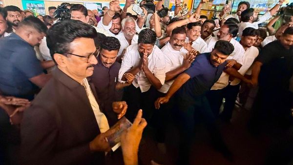 லண்டனில் இருந்து இன்று காலை வந்த ஃப்ளைட்டில் சென்னை வராத ஸ்டாலின்.. காத்திருந்த திமுகவினர் ஏமாற்றம்