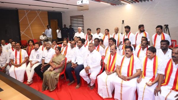 ஹேக்கிங் பீதி.. புதிய போன், புதிய நம்பர்... ஒட்டுமொத்தமாக மாறும் தவெக அமைச்சர்கள், MLAக்கள்! ஏன்?