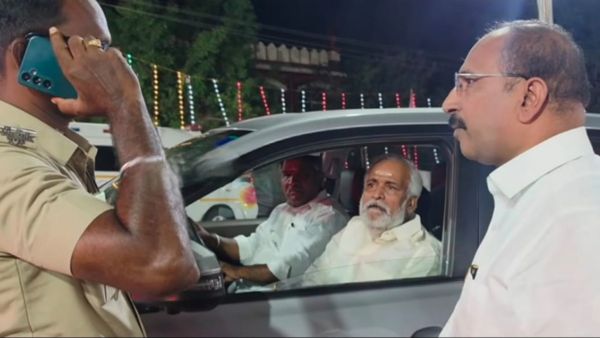Sekar Babu: திருத்தணி கோயிலில் சேகர்பாபு கார் தடுத்து நிறுத்தம்.. மலை மீது அனுமதிக்க போலீசார் மறுத்ததால் டென்ஷன்
