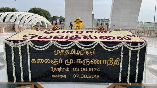 “போராளி ஓய்வதில்லை”.. ஓய்வறியா உழைப்பாளி கலைஞர் கருணாநிதி நினைவிடத்தில் சிறப்பு மலர் அலங்காரம்!