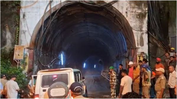 நிலச்சரிவால் சுரங்கப்பாதையை மூடிய மண்.. உள்ளே சிக்கிய தொழிலாளர்களின் நிலை என்ன? மீட்புப்பணிகள் தீவிரம்!