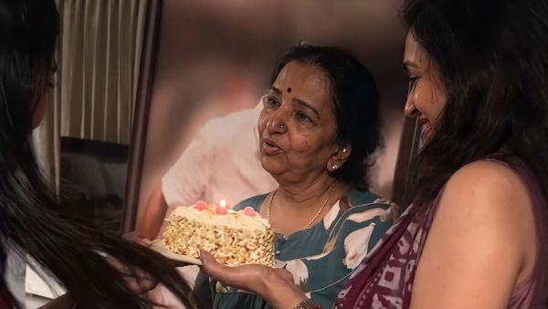 முதல்வர் விஜய் வீட்டில் கொண்டாட்டம்.. ஷோபா சந்திரசேகருக்காக வெளிநாட்டிலிருந்து நேரில் வந்த மருமகள்