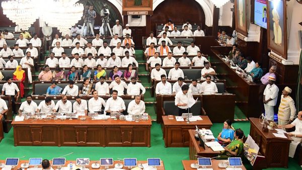 அரசு அதிகாரிகள் இப்படி செய்யலாமா.. சட்டசபை டூ முதல்வர் விஜய் பேச்சு வரை.. தடுமாறும் தவெக அரசு