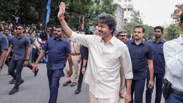 விஜய் அரசு தரும் 8 கிராம் தங்கம் ஆண்டுக்கு எத்தனை பேருக்கு கிடைக்கும்.. டிகோடிங்