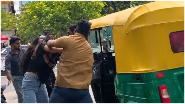 ஆட்டோ சவாரியை ரத்து செய்ததால் டென்ஷன்.. நடுரோட்டில் பெண்களை அடித்த ஓட்டுநர்.. பரபரத்த பெங்களூர்!