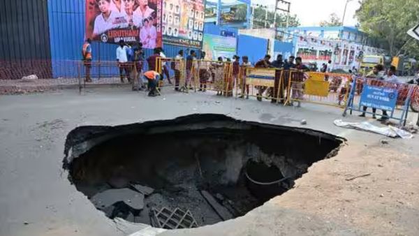 முதல்வர் விஜய்யின் பெரம்பூர் தொகுதியில் சாலையில் திடீரென ஏற்பட்ட பள்ளம்.. வாகன ஓட்டிகள் அதிர்ச்சி!