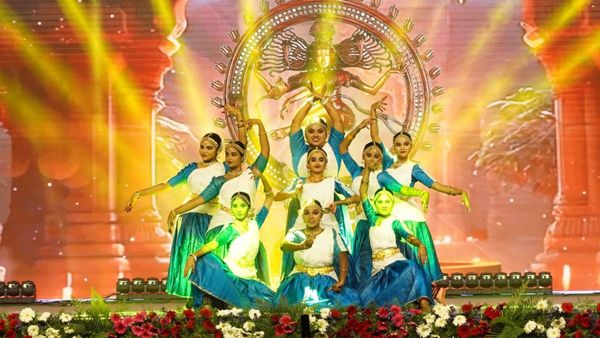 பரமக்குடியில் கோலாகலமாக நடக்கும் முப்பெரும் விழா: சிறந்த ஆசிரியர்கள், மாணவர்களுக்குப் பரிசுகள்!