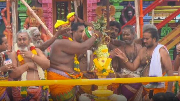 மதுரை குலுங்க குலுங்க.. மீனாட்சி அம்மன் கோவில் குடமுழுக்கு விழா! பக்தர்கள் மீது புனித நீர் தெளிப்பு!