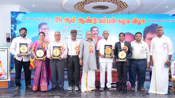 28-வது கம்பன் கழக விழா: துபாய் பத்திரிகையாளர் முதுவை ஹிதாயத்திற்கு விருது வழங்கி கௌரவிப்பு!