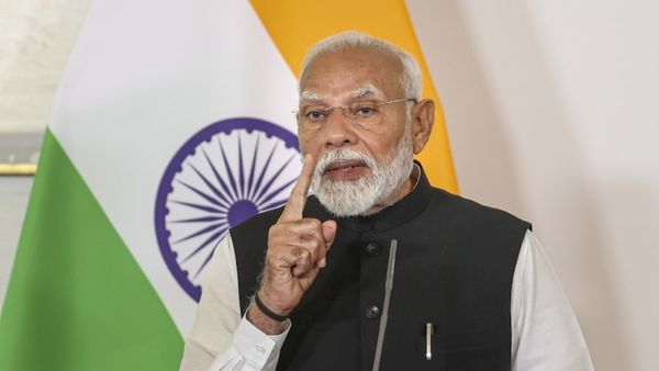 மோடி நிகழ்ச்சி நடக்கும் இடத்தில்.. கையில் துப்பாக்கி.. பாக்கெட்டில் போலி ஐடி! இருவர் அதிரடி கைது