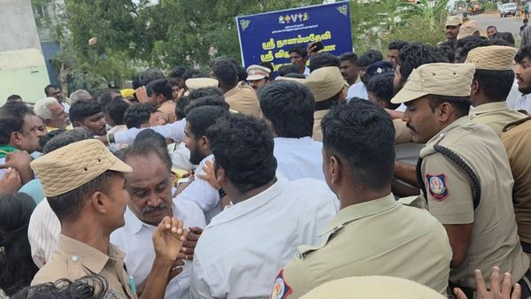 தவெக எம்எல்ஏவை சிறைபிடித்த மக்கள்.. கூட்டத்தில் பறந்து வந்த கல்.. கோவையில் பரபரப்பு