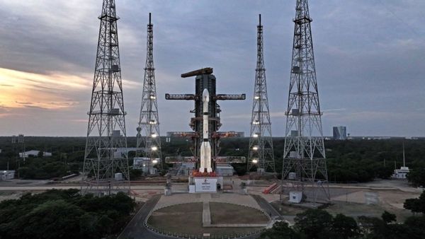 அடங்காத 'நாட்டி பாய்' ராக்கெட்டை அடக்கிய இஸ்ரோ.. விண்ணில் நிறுத்தப்பட்ட இந்தியாவின் 'நிரந்தரக் கண்'