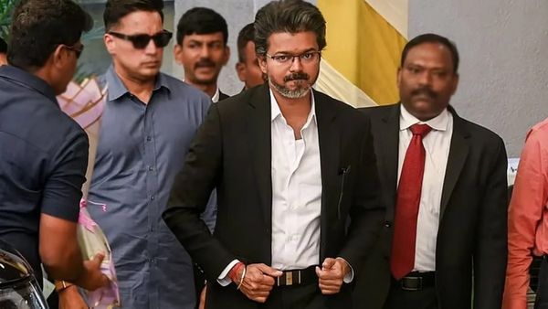 தமிழக முதல்வர் விஜய்யின் முதல் வெளிநாட்டு பயணம்.. இன்று லண்டன் புறப்பட்டார்.. பயணத் திட்டம் என்ன?