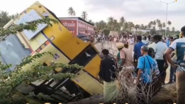 தென்காசி அருகே ஆற்றுக்குள் பாய்ந்த அரசு பேருந்து.. தலைக்குப்புற கவிழ்ந்த விபத்தில் 30 பேர் படுகாயம்!