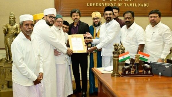 நாகூர் தர்காவுக்கு அரசு சார்பில் கட்டணமின்றி 45 கிலோ சந்தனைக் கட்டைகளை வழங்கினார் முதல்வர் விஜய்!