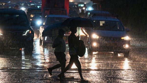 Rain Alert: 14 மாவட்டங்களில் இன்று இரவு 10 மணி வரை மழை வெளுத்து வாங்கும்.. வானிலை மையம் அலர்ட்!