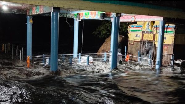 காட்டாற்று வெள்ளம்.. திருமூர்த்தி மலை அமணலிங்கேஸ்வரர் கோவிலை சூழ்ந்த மழை நீர்.. தீவிர கண்காணிப்பு!