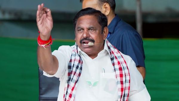’அம்மா’ இல்லாத பிள்ளையான அதிமுக! தனுஷுக்கு ஜால்ரா போடும் மாஜிகள்! தலையில் அடித்துக் கொள்ளும் ர.ர.கள்