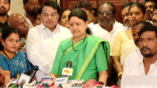 சசிகலாவை கட்சியில் இருந்து நீக்க முடிவு! 