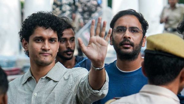 இரவோடு இரவாக விடுவிக்கப்பட்ட கரப்பான் பூச்சி கட்சி தலைவர்கள்.. ஓவர் நைட்டில் எல்லாமே மாறி போச்சு!
