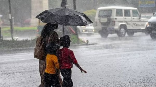 இரவு பகலாக பெய்யும் கனமழை! டெல்ட்டாவில் லீவு இல்லையா? மாணவர்கள் கடும் அவதி!