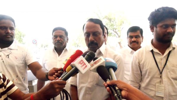 நல்ல மகராசன் எடப்பாடி பழனிசாமி! சென்னை செல்லும் வழியில் செங்கோட்டையன் திடீர் பாராட்டு