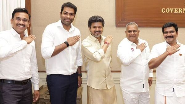 டிரேட் மார்க் செய்கை காட்டி.. இடைத்தேர்தல் வெற்றியை அமைச்சர்களுடன் சேர்ந்து கொண்டாடிய விஜய்
