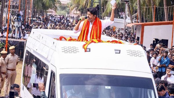 விஜய் வரும் நேரத்தில் பறந்து விழுந்த டிரோன்.. கோவை விமான நிலையத்தில் உச்ககட்ட பரபரப்பு