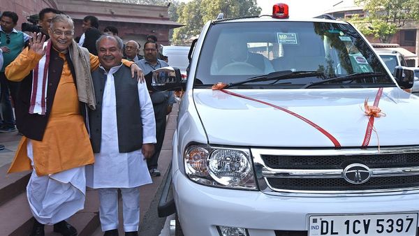 வி.ஐ.பி வாகனங்களில் சுழலும் சிவப்பு விளக்குக்கு தடை - இந்திய அரசு முடிவு