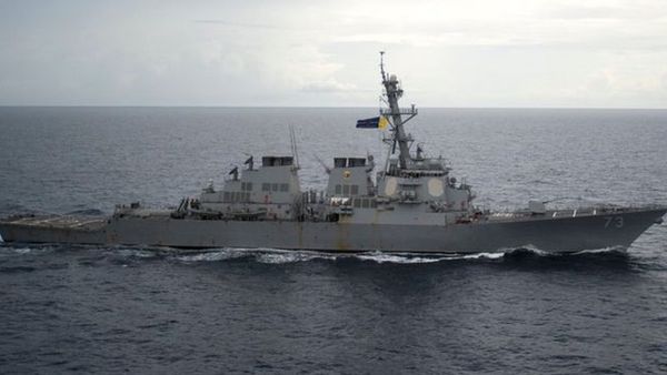 சர்ச்சைக்குரிய தென் சீனக் கடல் பகுதியில் பயணித்த அமெரிக்க கப்பலால் பரபரப்பு