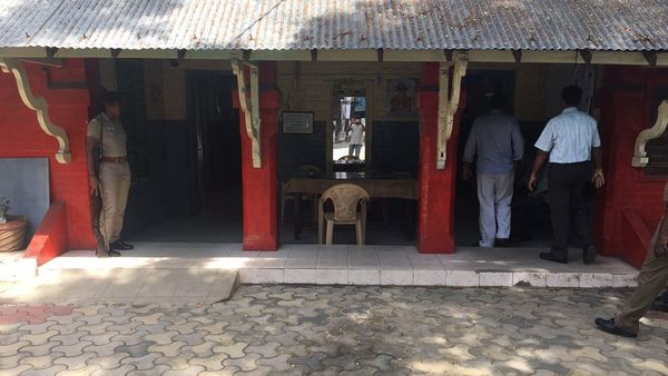 சென்னையில் காவல் நிலையம் மீது மண்ணெண்ணை குண்டு வீச்சு