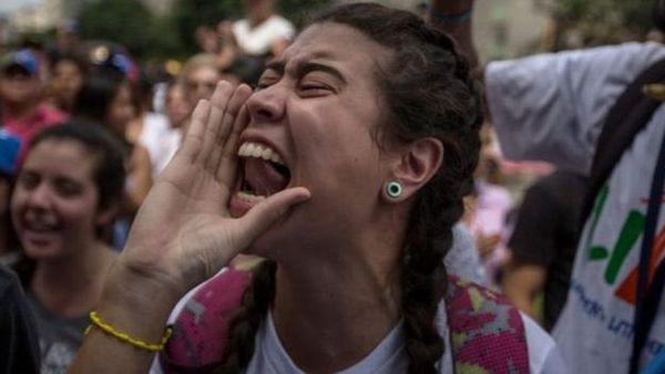 வெனிசுவேலா: அரசுக்கு எதிராக வயலின் இசைத்தவர் காயம்