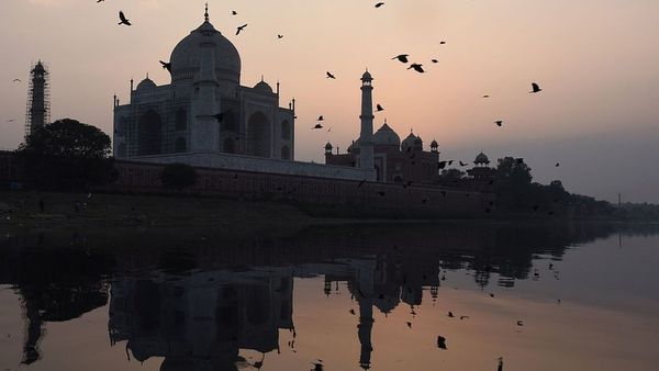 தாஜ்மஹாலை வெறுக்கும் பா.ஜ.க தலைவர்கள் காதலுக்கு எதிரானவர்களா?