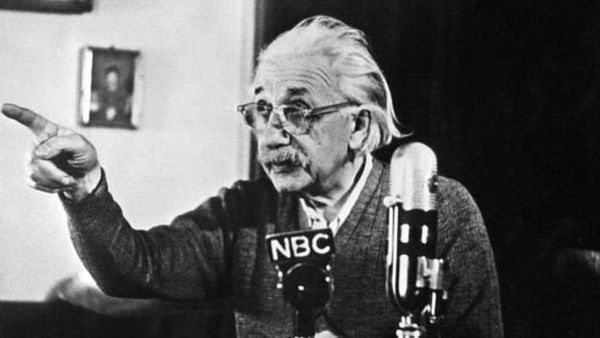 டிப்ஸ் தரக் காசில்லாமல் ஐன்ஸ்டின் எழுதிய குறிப்புகள்: 17.4 லட்சம் டாலருக்கு ஏலம்