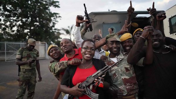 முகாபே பதவி விலகல்: ஜிம்பாப்வே வீதிகளில் மக்கள் ஆரவார கொண்டாட்டம்