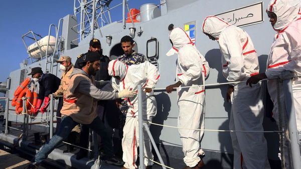 லிபியா: ஐரோப்பா செல்ல முயன்ற குடியேறிகளின் படகு கவிழ்ந்து 31 பேர் பலி
