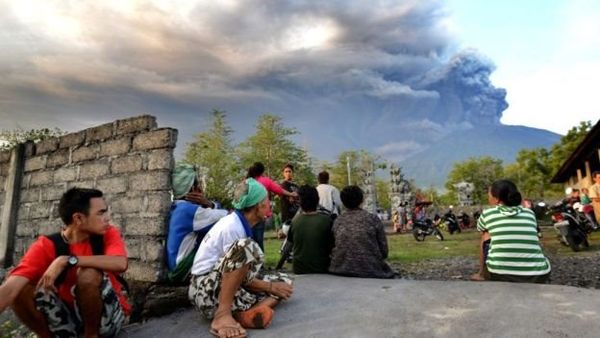 பாலி எரிமலை சீற்றம்: 1,00000 மக்களை வெளியேற்றும் பணி தீவிரம்