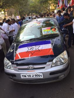 ரஜினியை காண வந்த ரசிகர்கள்: கொண்டாட்டமும் உற்சாகமும் (புகைப்படத்தொகுப்பு)