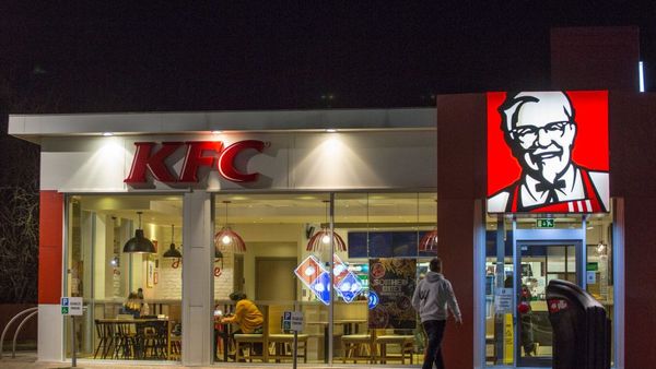 இங்கிலாந்து மக்கள் கே.எஃப்.சி சிக்கனுக்காக எவ்வளவு செலவிடுகிறார்கள்?