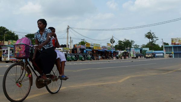 இலங்கை: 10 நாட்களுக்கு அவசர நிலை பிரகடனம்