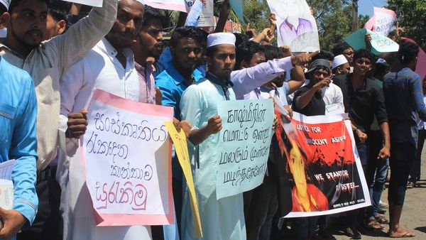 காஷ்மீர் சிறுமி விவகாரம்: நியாயம் கேட்டு இலங்கையில் மாணவர்கள் ஆர்ப்பாட்டம்