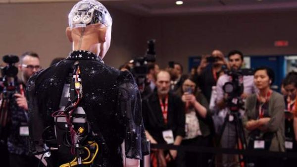 எத்தியோப்பியாவில் செய்தியாளர்களை சந்திக்க இருந்த சோஃபியா ரோபோட்